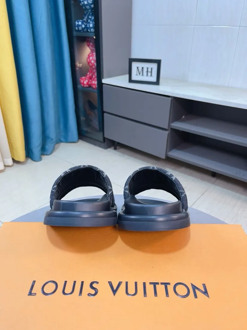Ex-factory price 360🌹🌹 (lv-Louis Vuitton) New men's slippers, high-end boutique, exquisite embossed logo decoration on the upper, fine workmanship, super soft soles, casual, loose and comfortable, a must-have in summer! \nsize：38-44